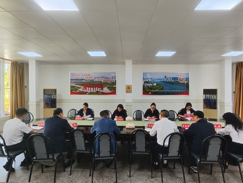 驻马店幼儿师范高等专科学校副校长刘晓红一行到信阳开放大学考察交流
