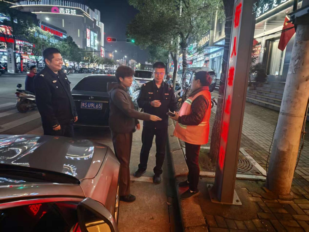 暖心!平桥区环卫工人拾金不昧,深夜赴约归还失物 暖心!平桥区环卫工人拾金不昧,深夜赴约归还失物