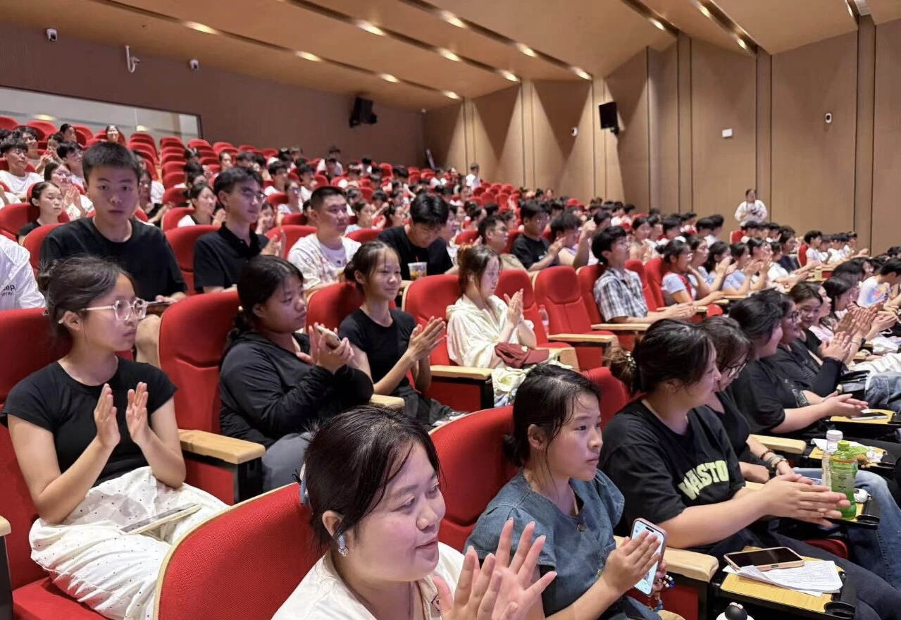 青春护航 携手同行