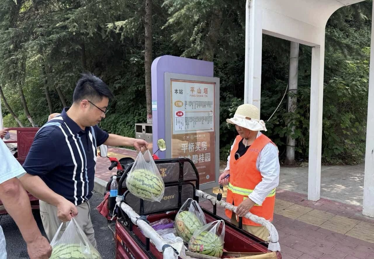 爱心西瓜送清凉 老党员初心映夕阳 ——黑马石养老院退休干部尹宏基向环卫工作者捐赠西瓜