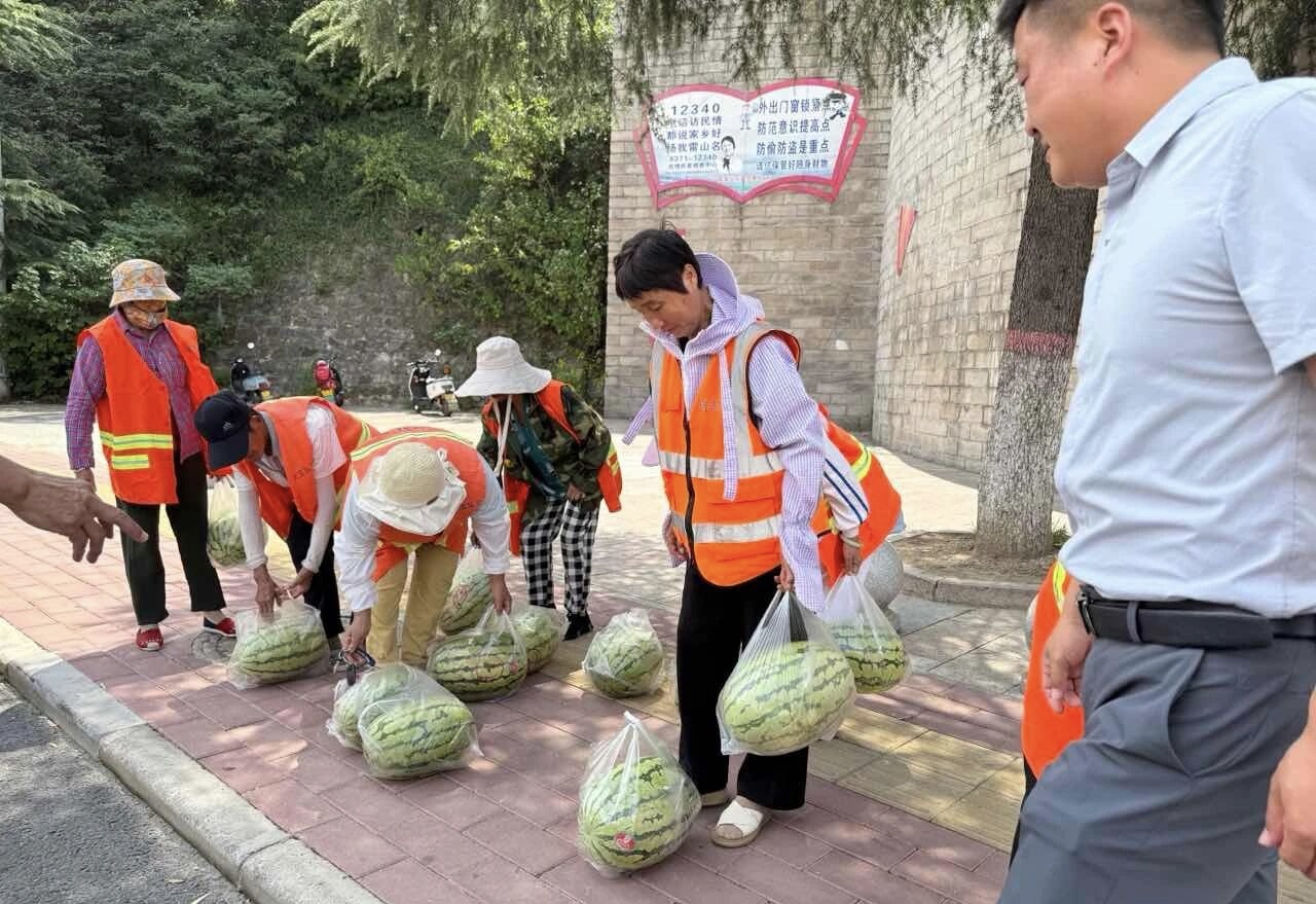 爱心西瓜送清凉 老党员初心映夕阳 ——黑马石养老院退休干部尹宏基向环卫工作者捐赠西瓜