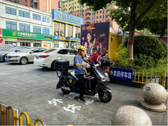 信阳城管：四项措施服务保障外卖骑手停车秩序