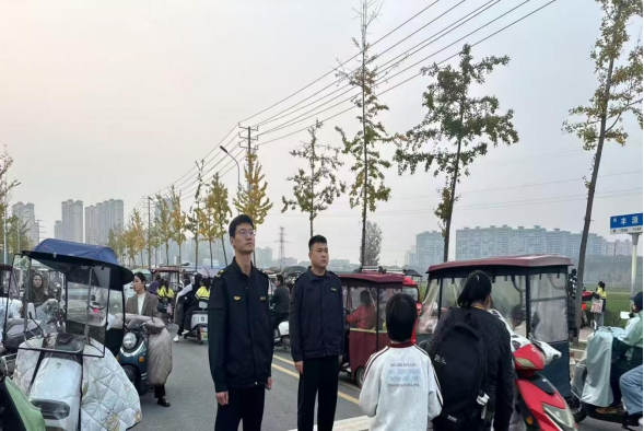 息县城管:每日坚守护学岗 为学生安全护航 息县城管:每日坚守护学岗 为学生安全护航