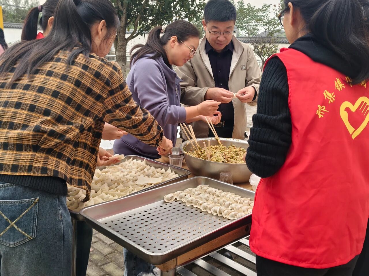 饺子飘香暖重阳 敬老情深传美德 饺子飘香暖重阳 敬老情深传美德