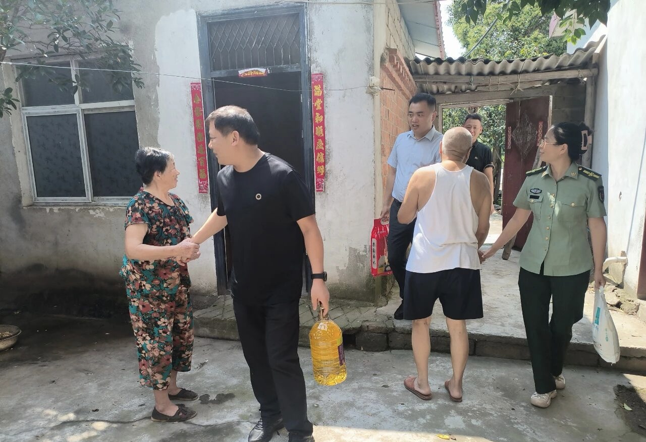 情系老兵送祝福 八一慰问暖人心——震雷山街道开展“八一”拥军慰问活动 情系老兵送祝福 八一慰问暖人心——震雷山街道开展“八一”拥军慰问活动