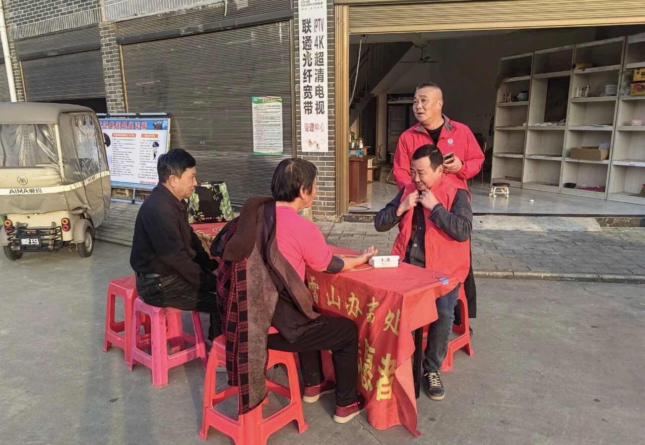 重阳集市上的“志愿红” 重阳集市上的“志愿红”