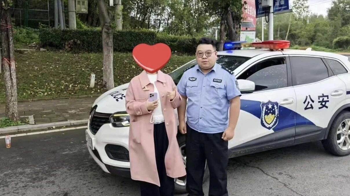 阳光下的守护 | 手机不慎遗失 民警快速寻回 阳光下的守护 | 手机不慎遗失 民警快速寻回