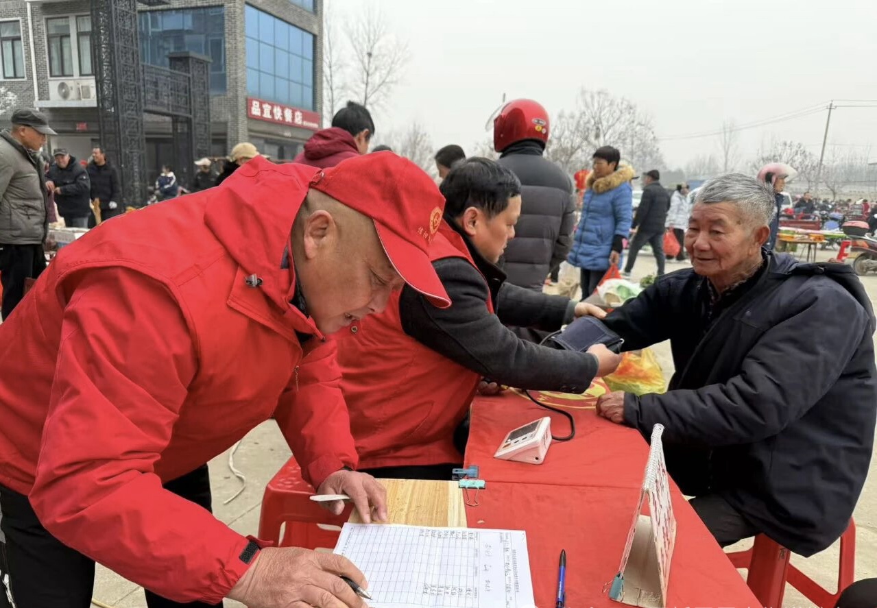 重阳集市上的“志愿红” 重阳集市上的“志愿红”