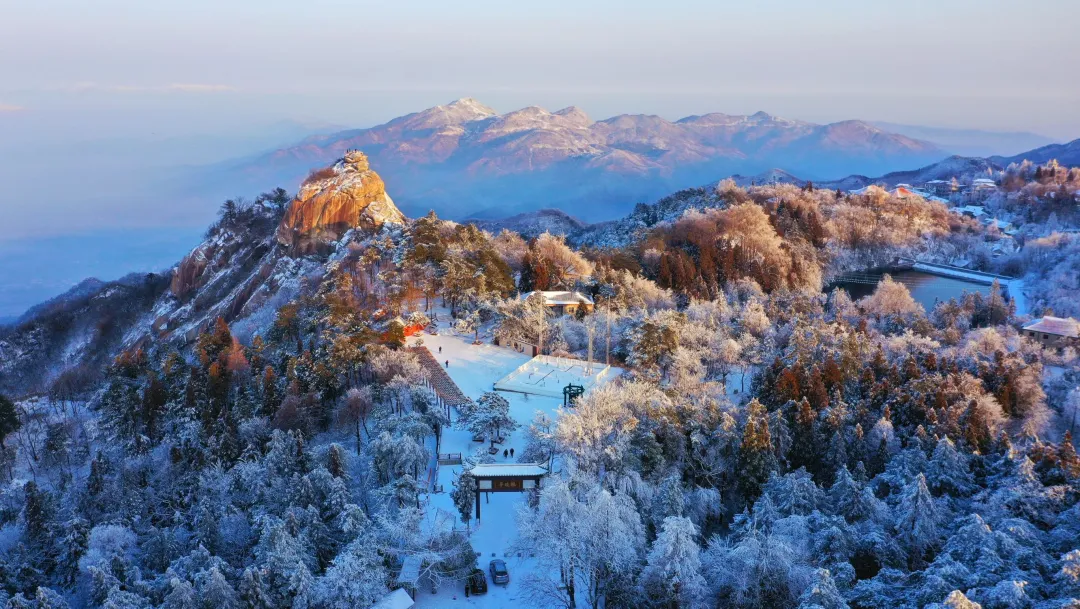 鸡公山：铲雪护畅，邀你共赴冰雪仙境