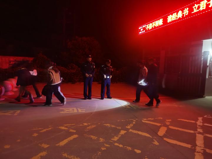 高店镇：派出所“护学岗”  守护学子平安路