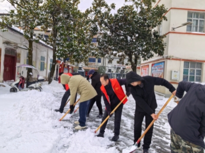 清雪护路暖寒冬 干群同心保畅通——平昌关镇开展积雪清理行动 清雪护路暖寒冬 干群同心保畅通——平昌关镇开展积雪清理行动
