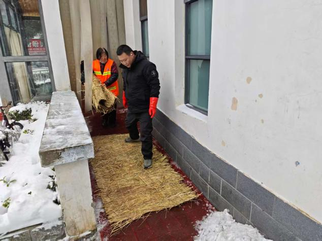雪落即战护民生 雪净路通暖平桥 —— 平桥区城市管理局全力开展除冰扫雪保畅行动