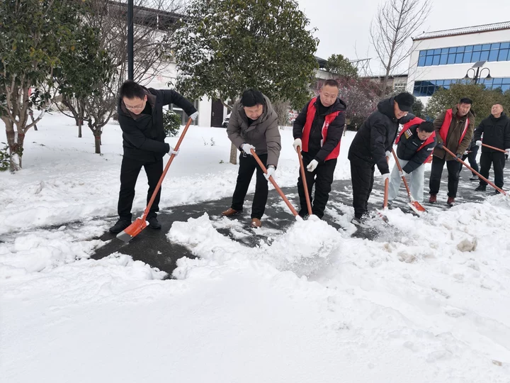 兰店街道筹建处:以雪为令战严寒 除冰保畅暖民心 兰店街道筹建处:以雪为令战严寒 除冰保畅暖民心