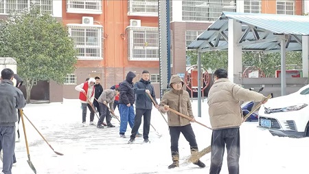 珍珠路街道办事处：“闻雪而动，保畅护安”，全力开展扫雪除冰行动