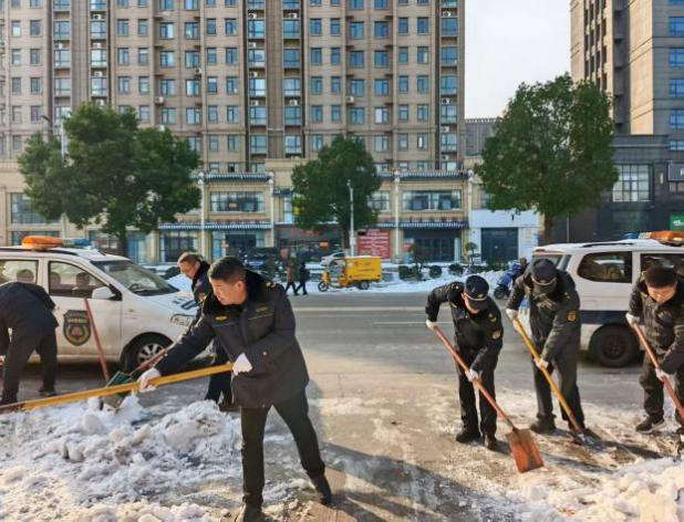 雪落即战护民生 雪净路通暖平桥 —— 平桥区城市管理局全力开展除冰扫雪保畅行动