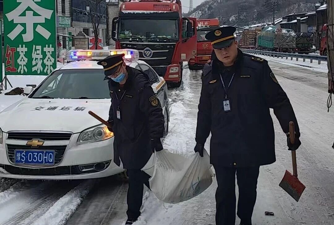 信阳市交通运输综合行政执法支队快速响应,3小时打通武胜关积雪路段 信阳市交通运输综合行政执法支队快速响应,3小时打通武胜关积雪路段