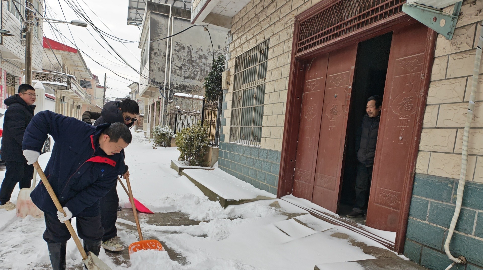 长台关乡:雪中送暖 除雪护安