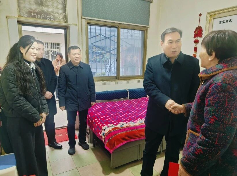 市政府副秘书长、市信访局党组书记王瑞到同乐社区走访慰问