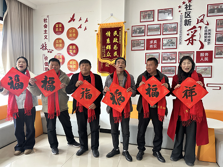 信阳市平桥区珍珠路街道办事处：笔墨迎春送祝福，邻里浓情暖人心