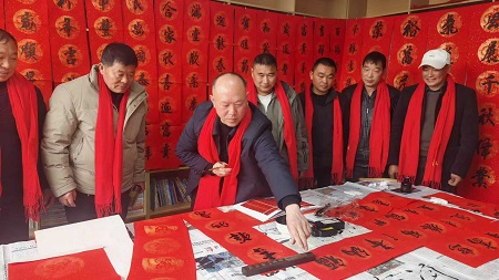 信阳市平桥区珍珠路街道办事处：笔墨迎春送祝福，邻里浓情暖人心