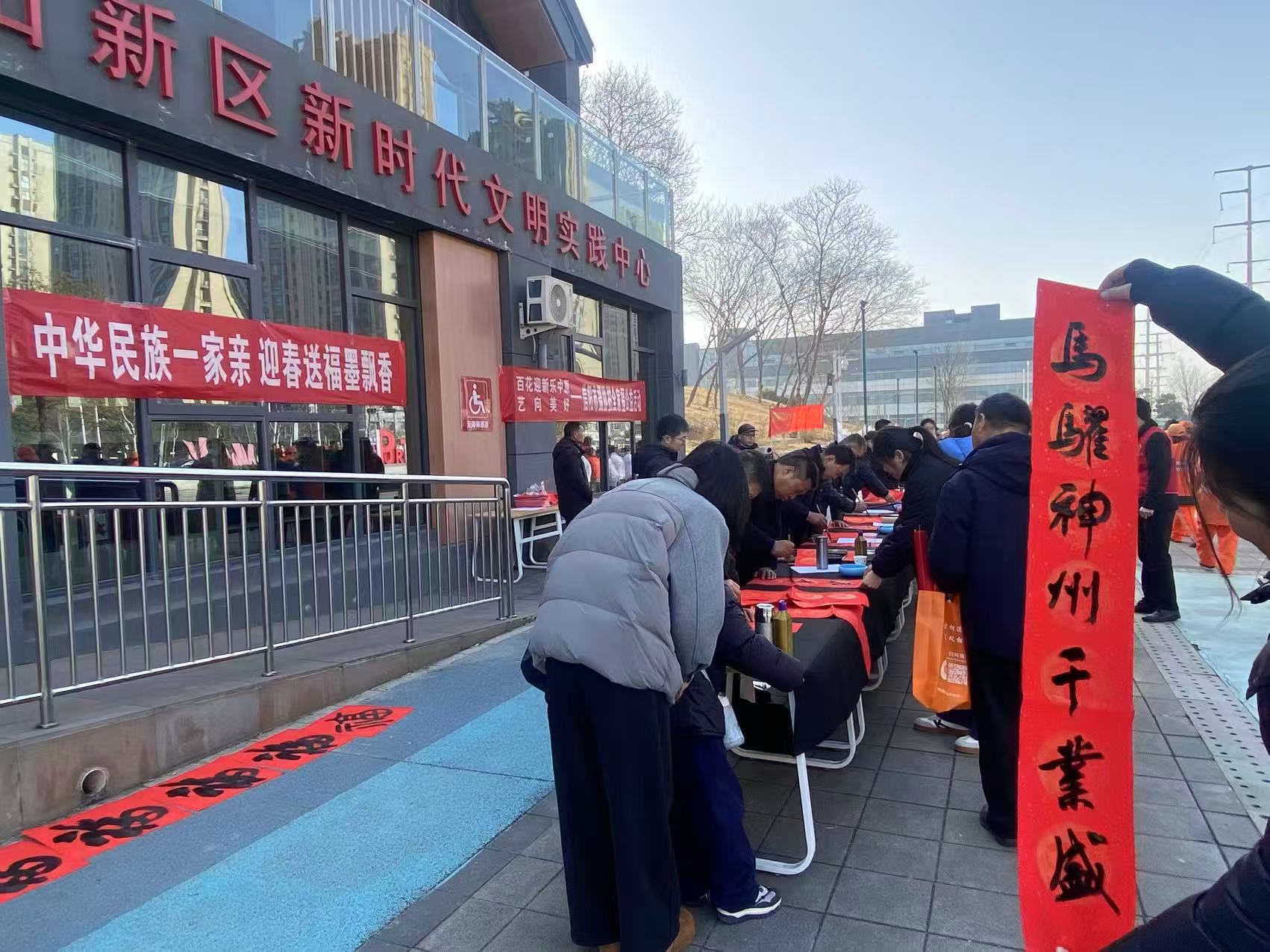信阳市民族宗教局开展“中华民族一家亲 迎春送福墨飘香”主题活动