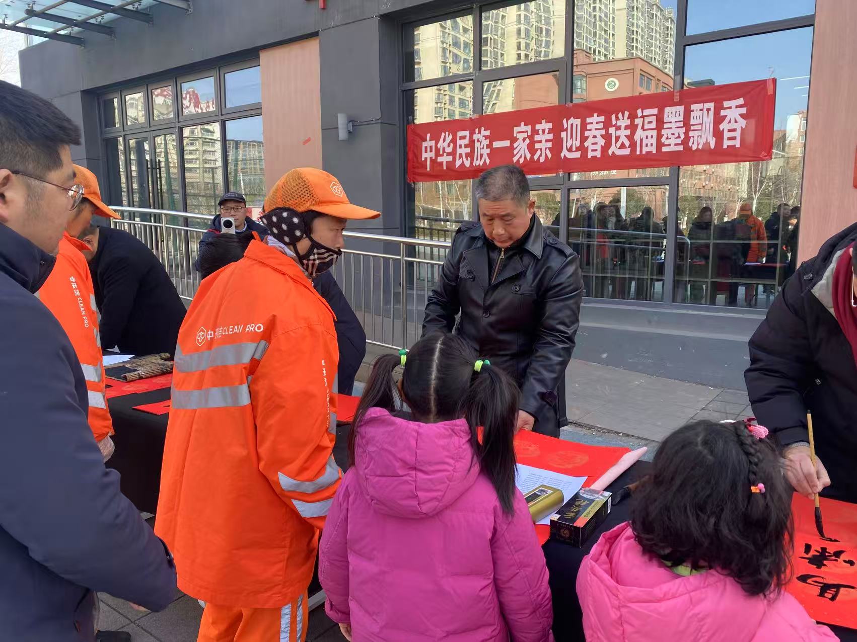 信阳市民族宗教局开展“中华民族一家亲 迎春送福墨飘香”主题活动