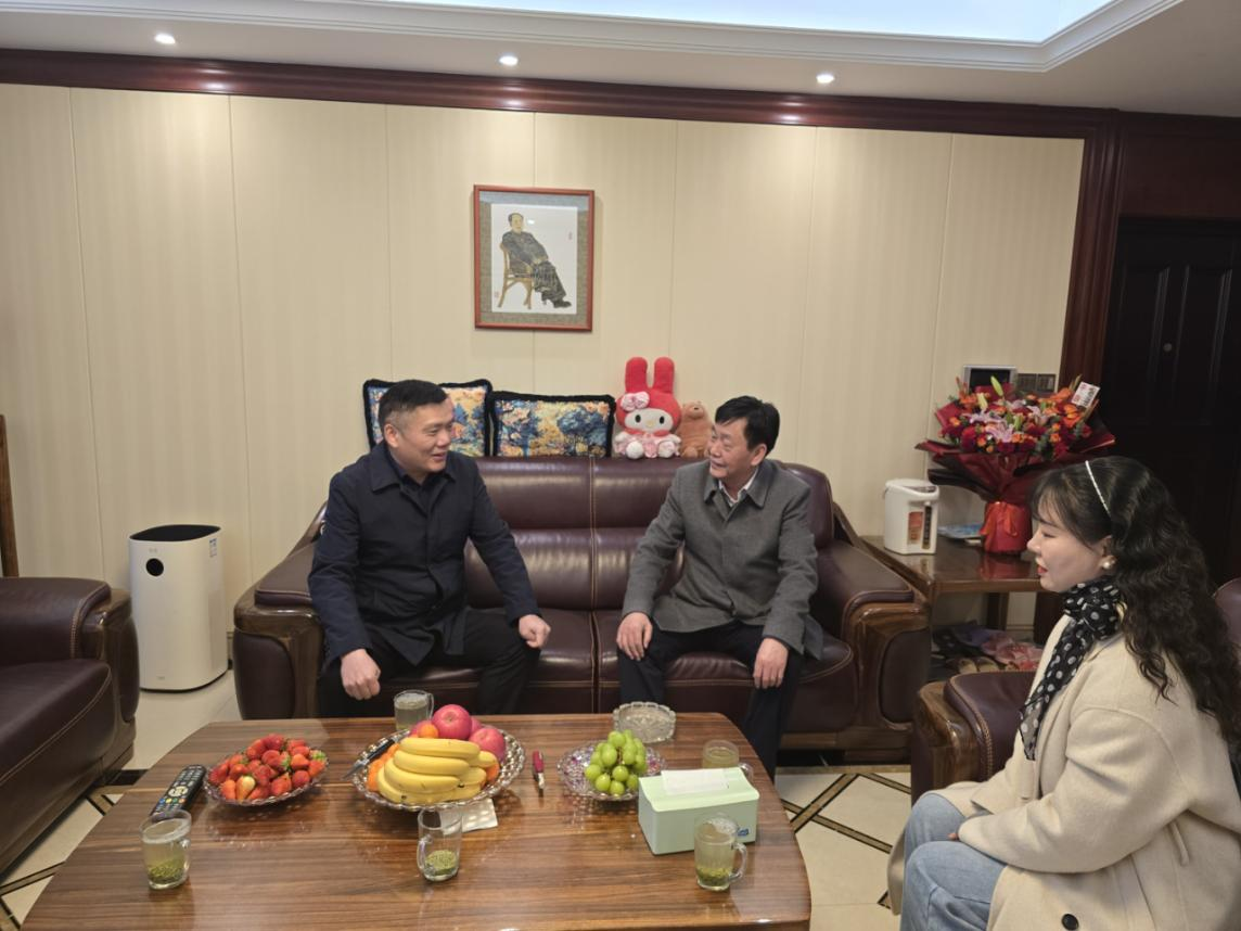 情系退休老干部 新春慰问暖人心<br>市铁路民航中心开展春节走访慰问活动