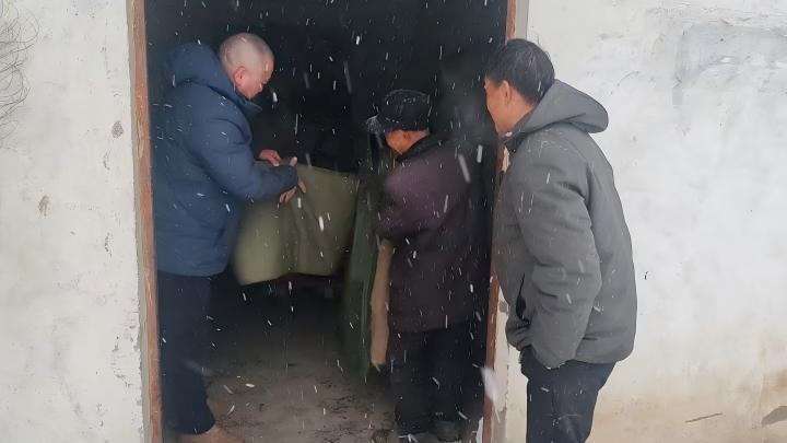 高店镇：寒冬送温暖 关怀暖人心