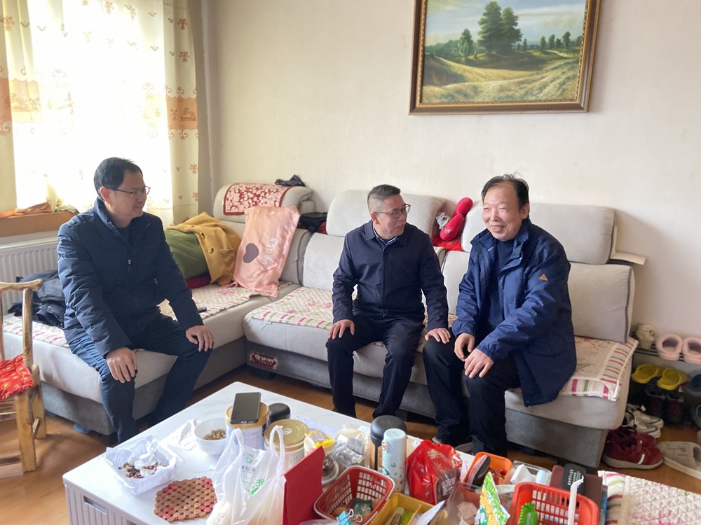情暖桑榆传关怀 薪火相传践初心 ——信阳开放大学开展春节慰问退休老同志、老党员活动