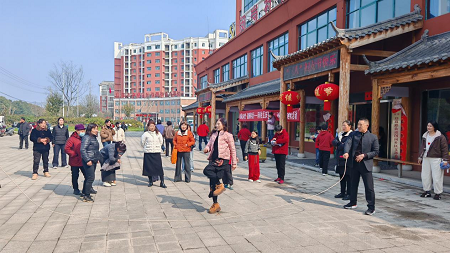 信阳市平桥区珍珠路街道办事处：“巾帼心向党·健康伴我行”闵岗社区国际妇女节趣味健身活动
