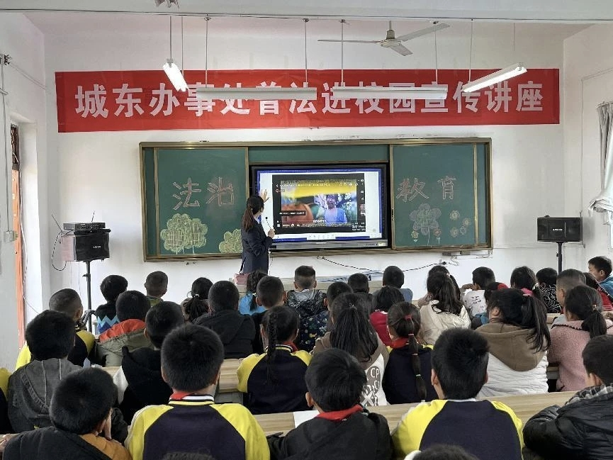 法治副校长进校园 上好开学安全“第一课”