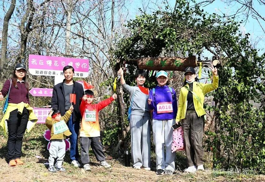 信阳市新县：香山赏樱正当时 “花经济”绽放新活力_fororder_樱花谷打卡（焦汉平 摄）