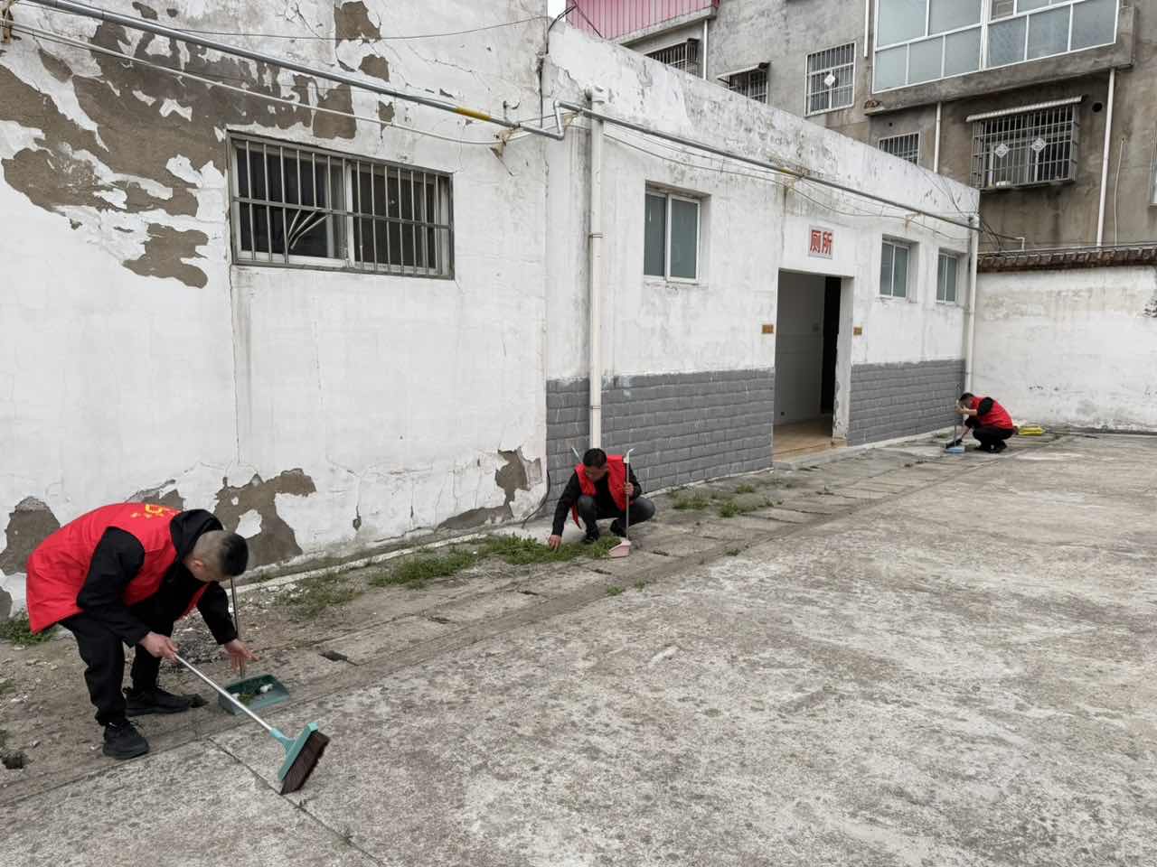 俯身拾起文明 躬身践行初心 ——长台关乡政府开展路面垃圾清理活动
