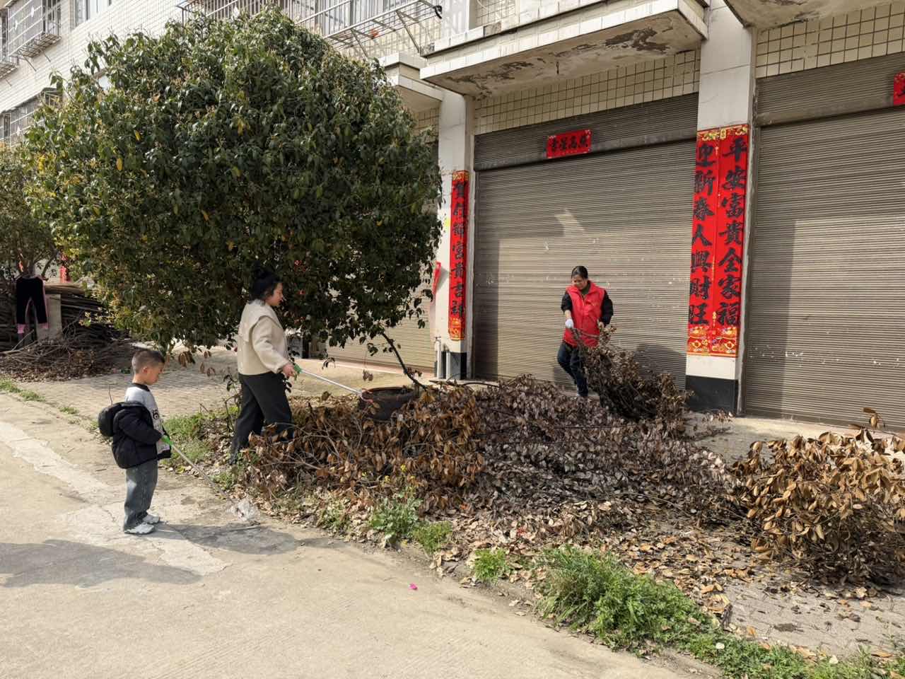 俯身拾起文明 躬身践行初心 ——长台关乡政府开展路面垃圾清理活动