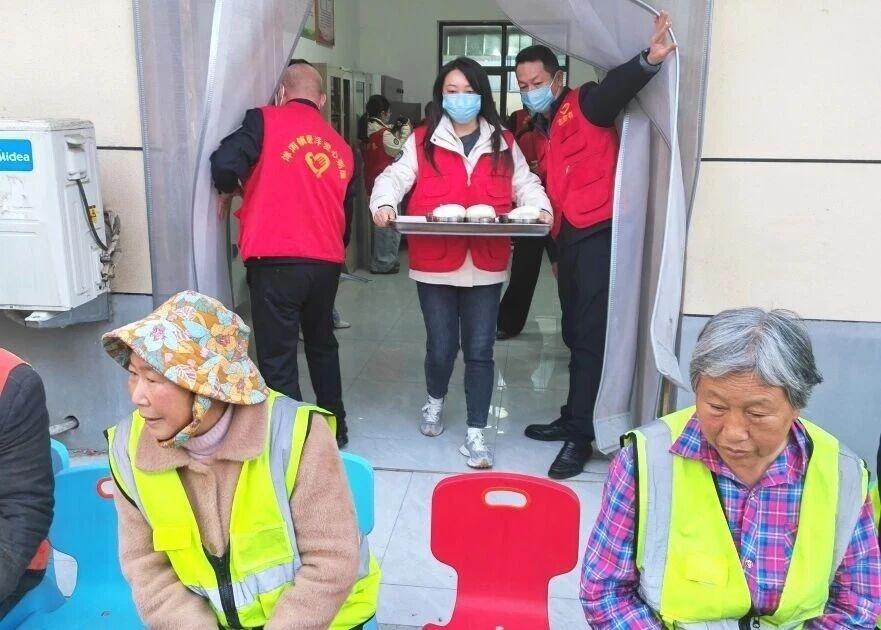 爱心粥屋暖意浓 政企携手传真情——中国水利水电第十一工程局有限公司信阳分公司向洋河镇爱心粥屋捐赠物资