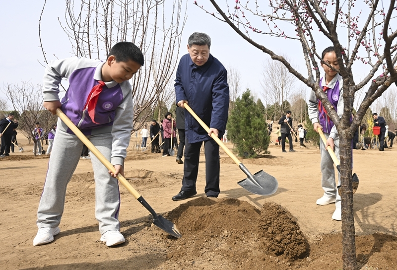 习近平在参加首都义务植树活动时强调：为山川大地增添锦绣 让中国式现代化底色更加亮丽