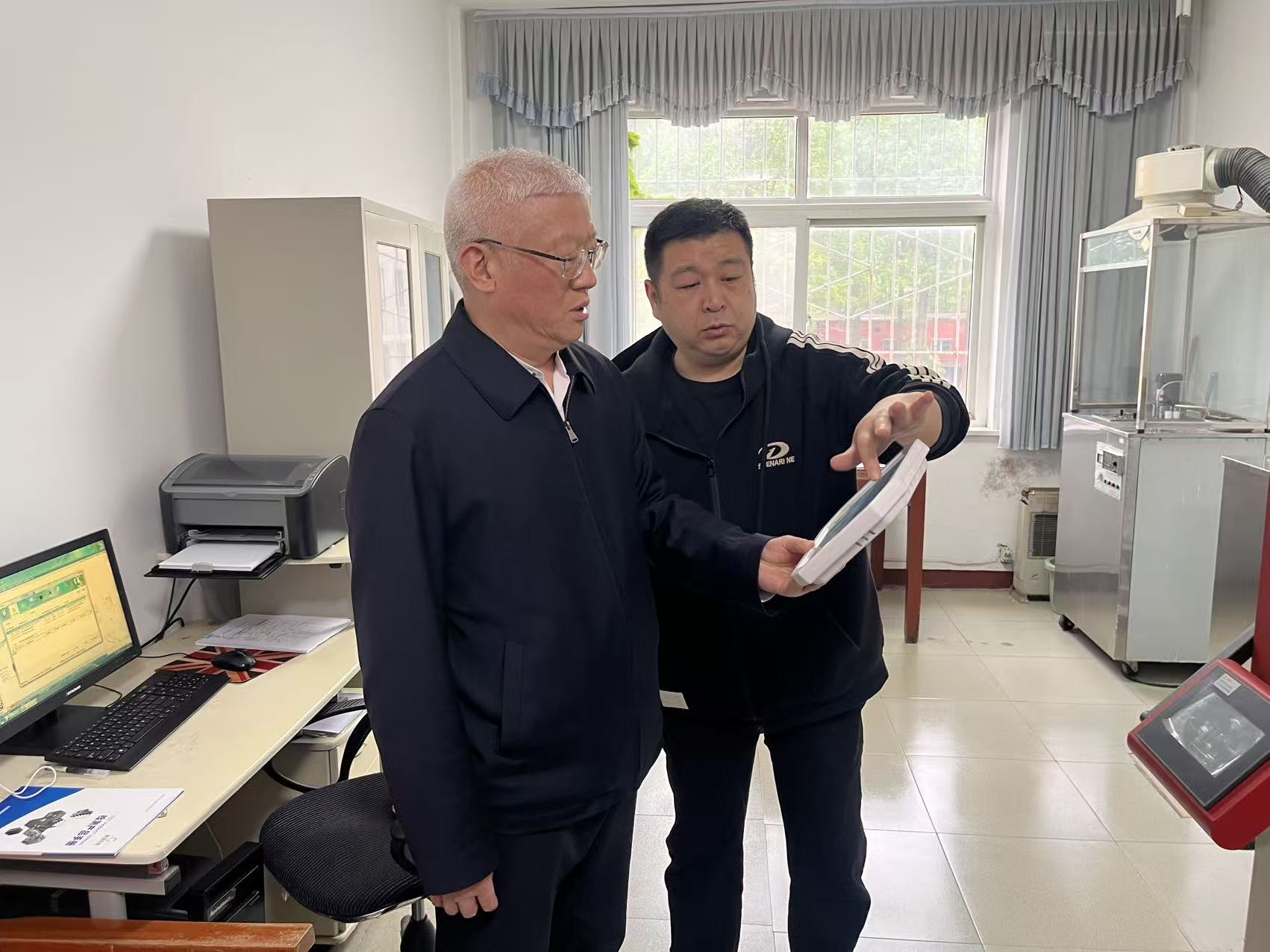 市市场监管局党组书记黄玉武到市产品质量检验检测中心调研指导工作 市市场监管局党组书记黄玉武到市产品质量检验检测中心调研指导工作