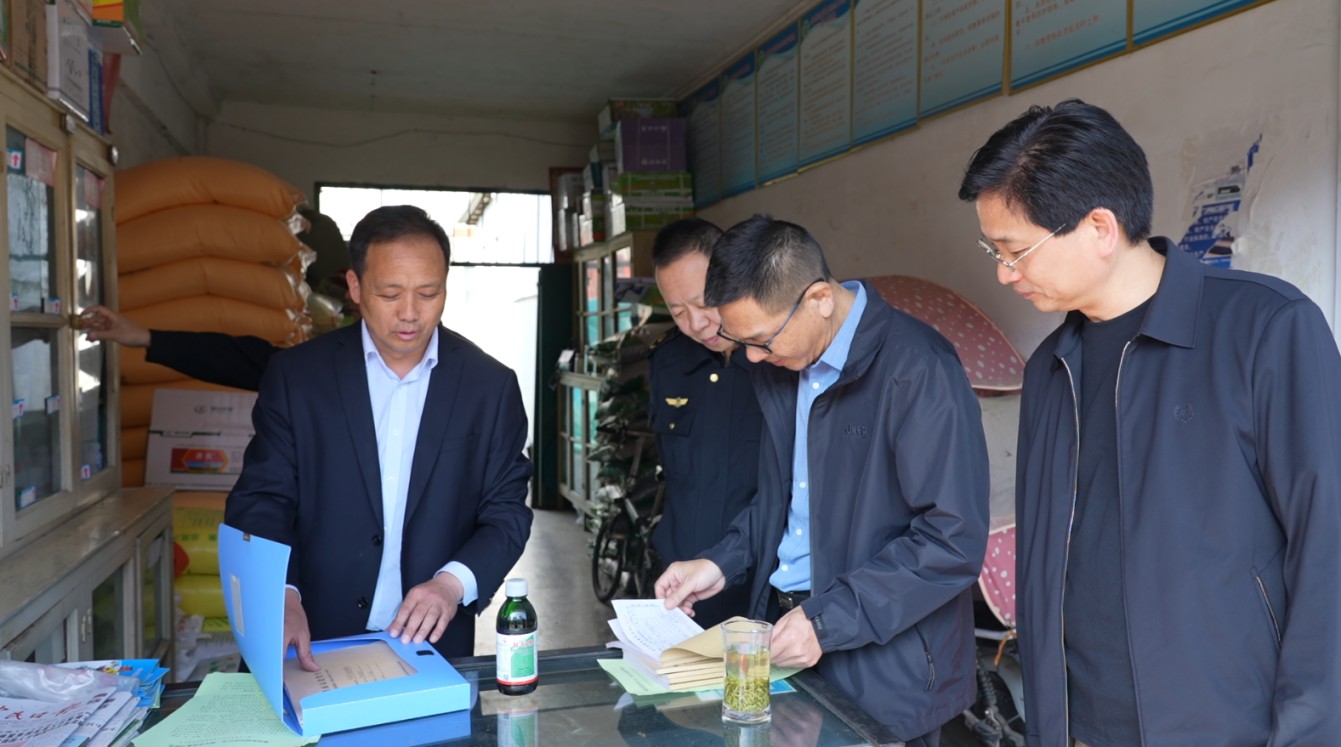 放心农资下乡护农 护航春耕生产一线——市农业农村局赴罗山县朱堂乡开展农资打假普法宣传暨技术服务活动