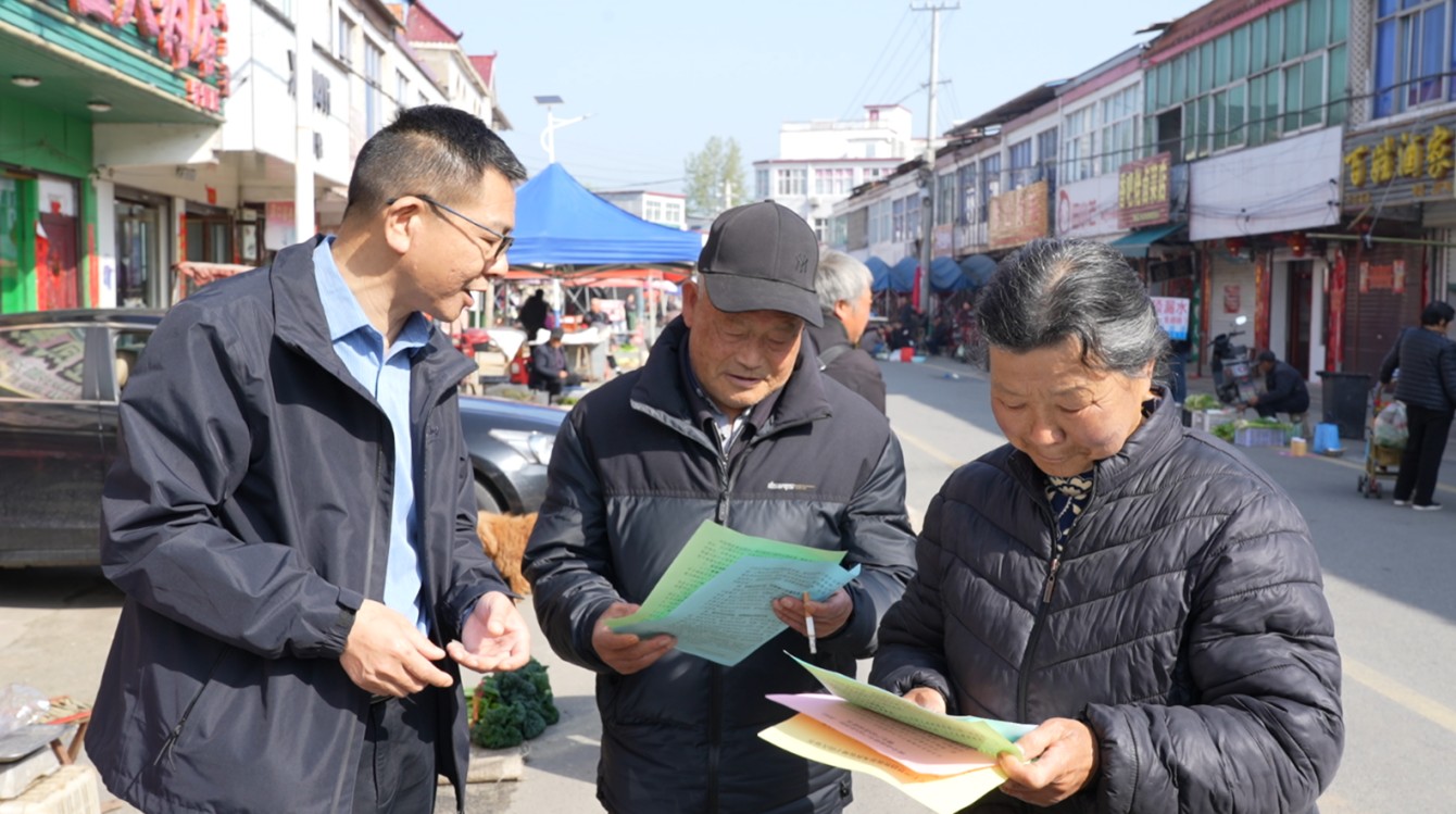 放心农资下乡护农 护航春耕生产一线——市农业农村局赴罗山县朱堂乡开展农资打假普法宣传暨技术服务活动