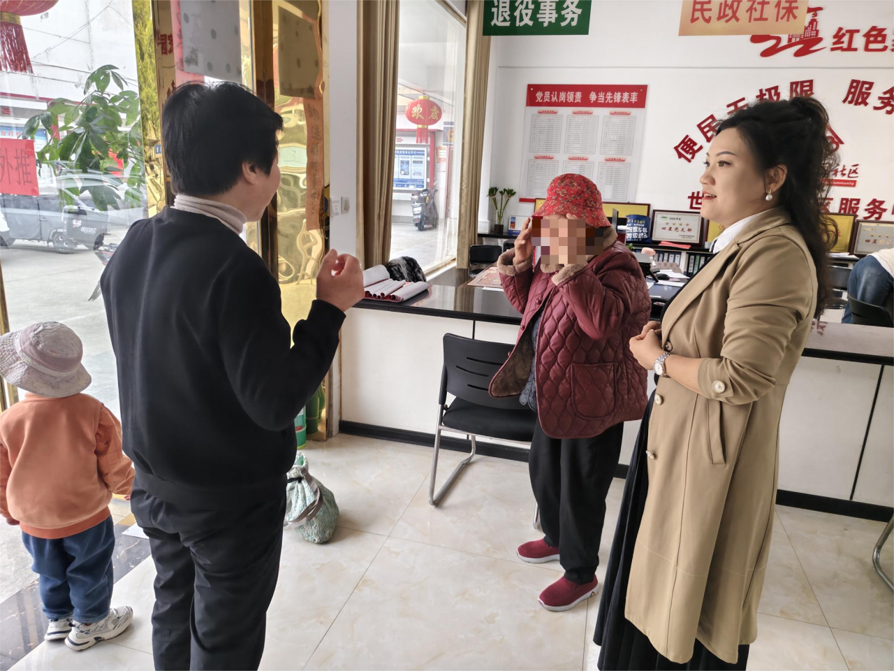 平桥街道：暖心帮扶，助高龄老人平安归家