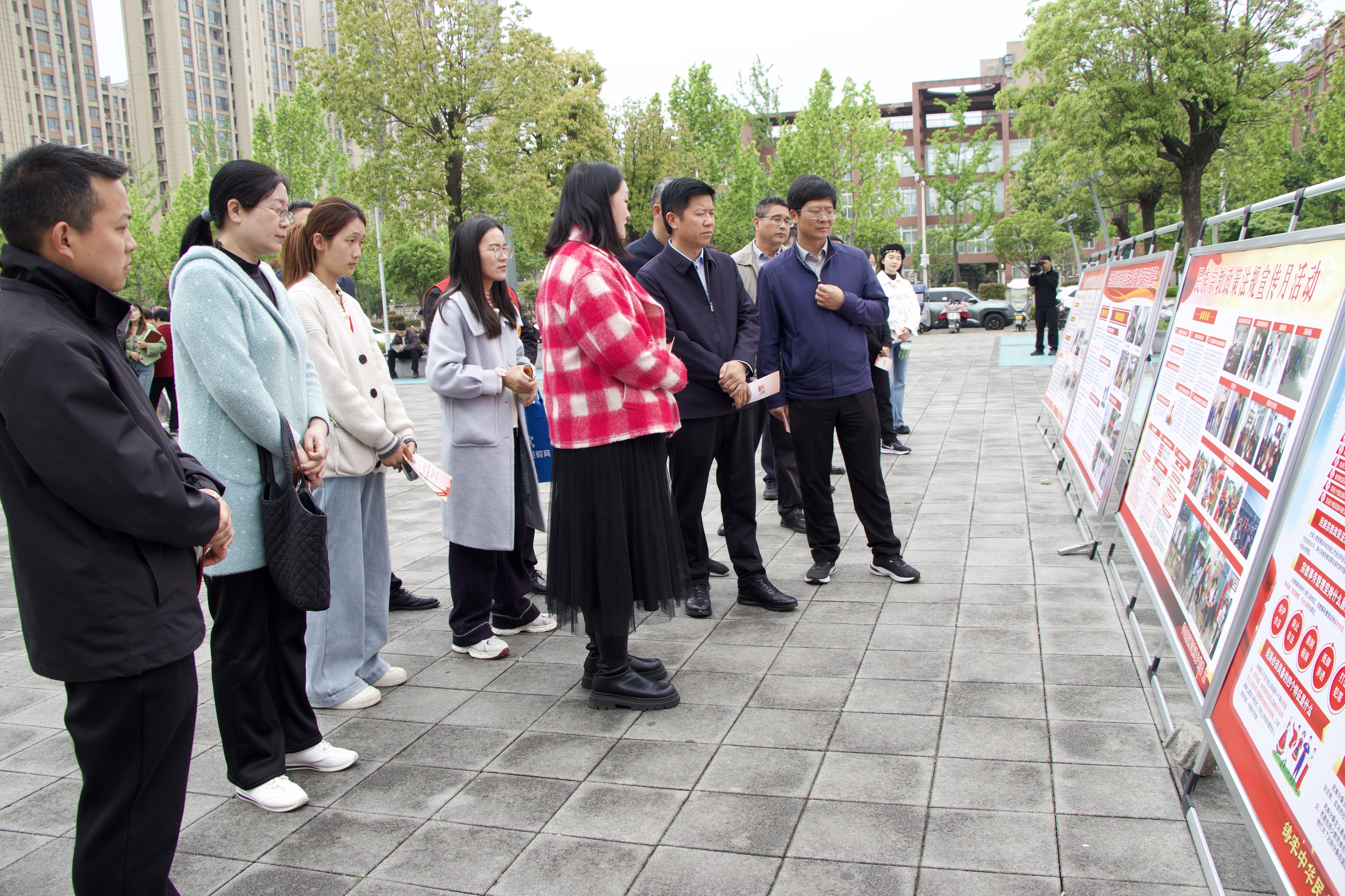 信阳市开展“铸牢中华民族共同体意识<br>暨民族宗教政策法规宣传月”活动