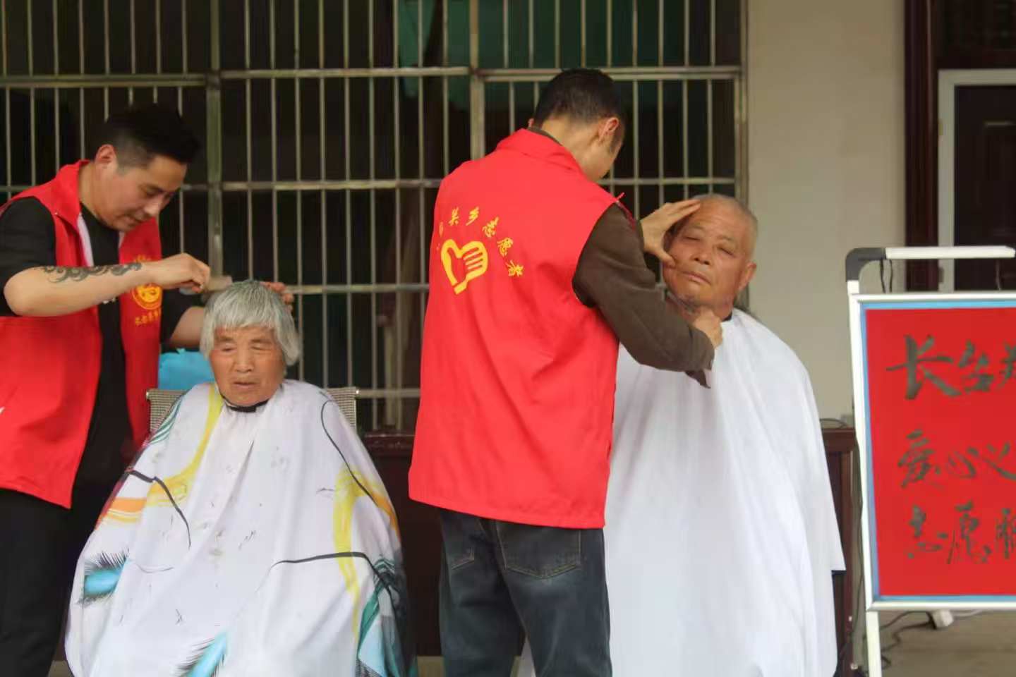 长台关乡:爱心义剪树新风 移风易俗倡文明
