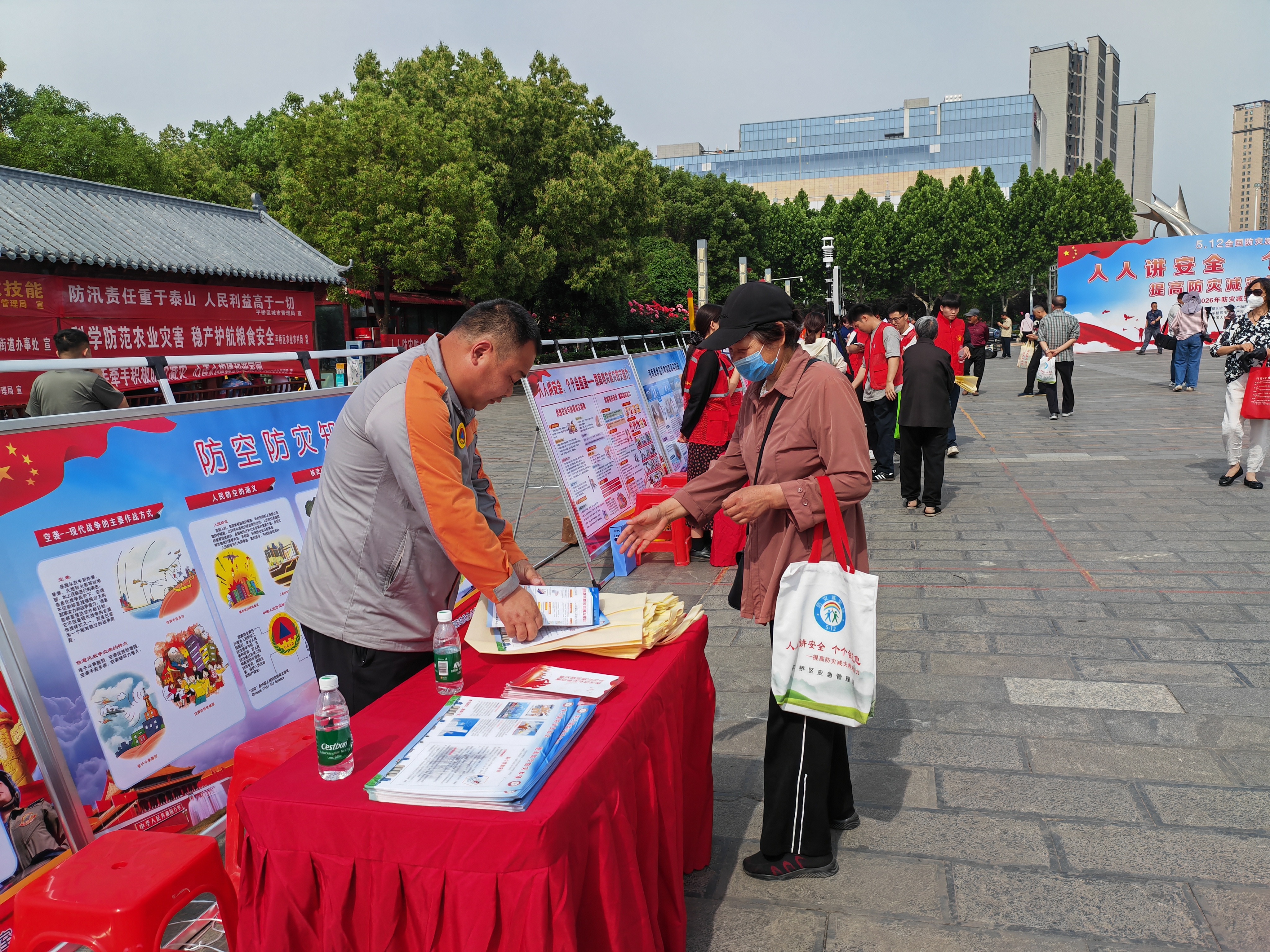 信阳市国动办开展防灾减灾日集中宣传活动