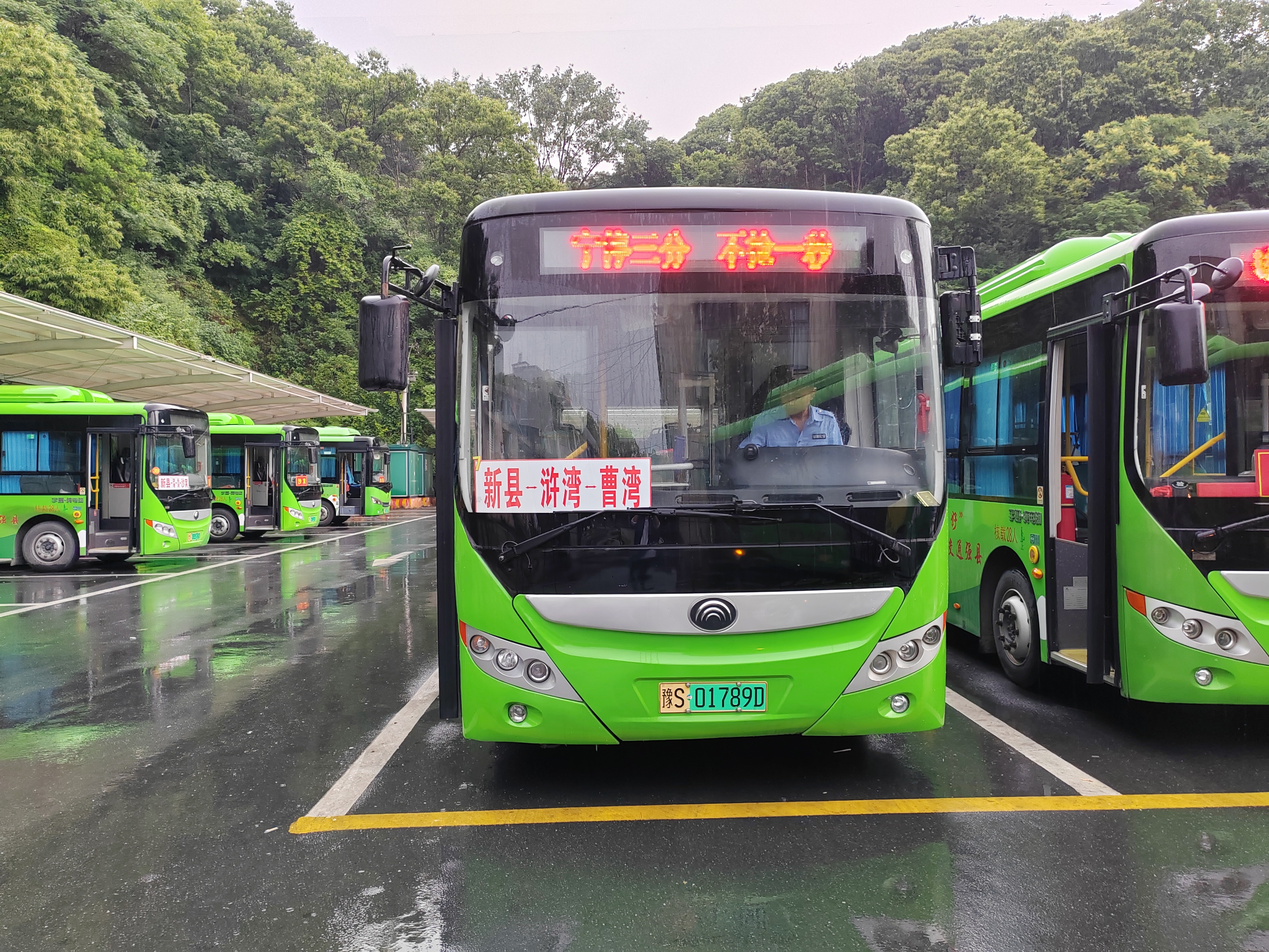 专线公交惠民生  暖心服务解民忧 ——新县开通“县城-浒湾-曹湾”袁湾水库安置区专线城乡公交