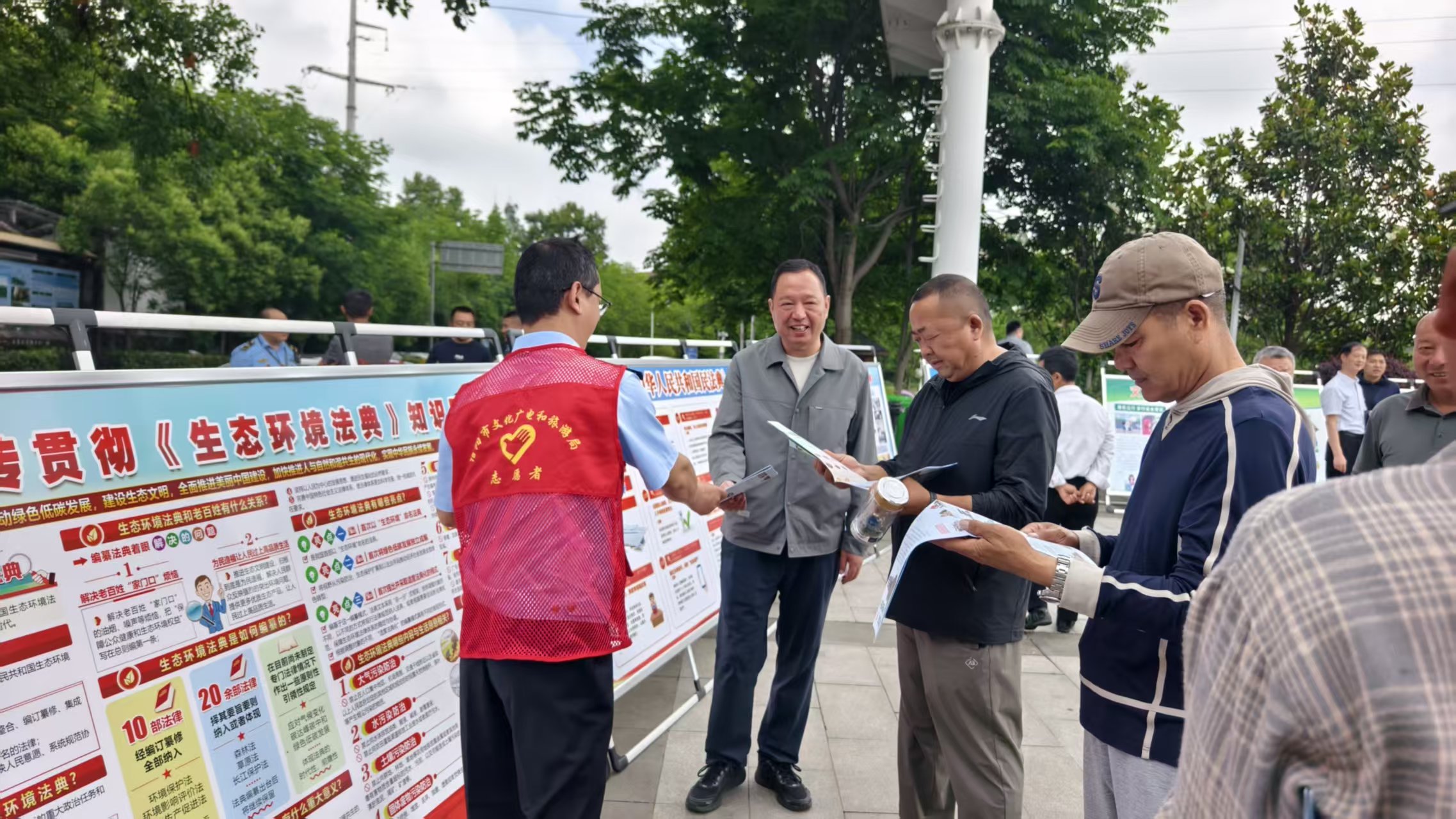畅游信阳 “典”亮旅途                                                                                                              ——市文广旅局等部门联合举办民法典进景区暨护航文旅高质量发展主题活动