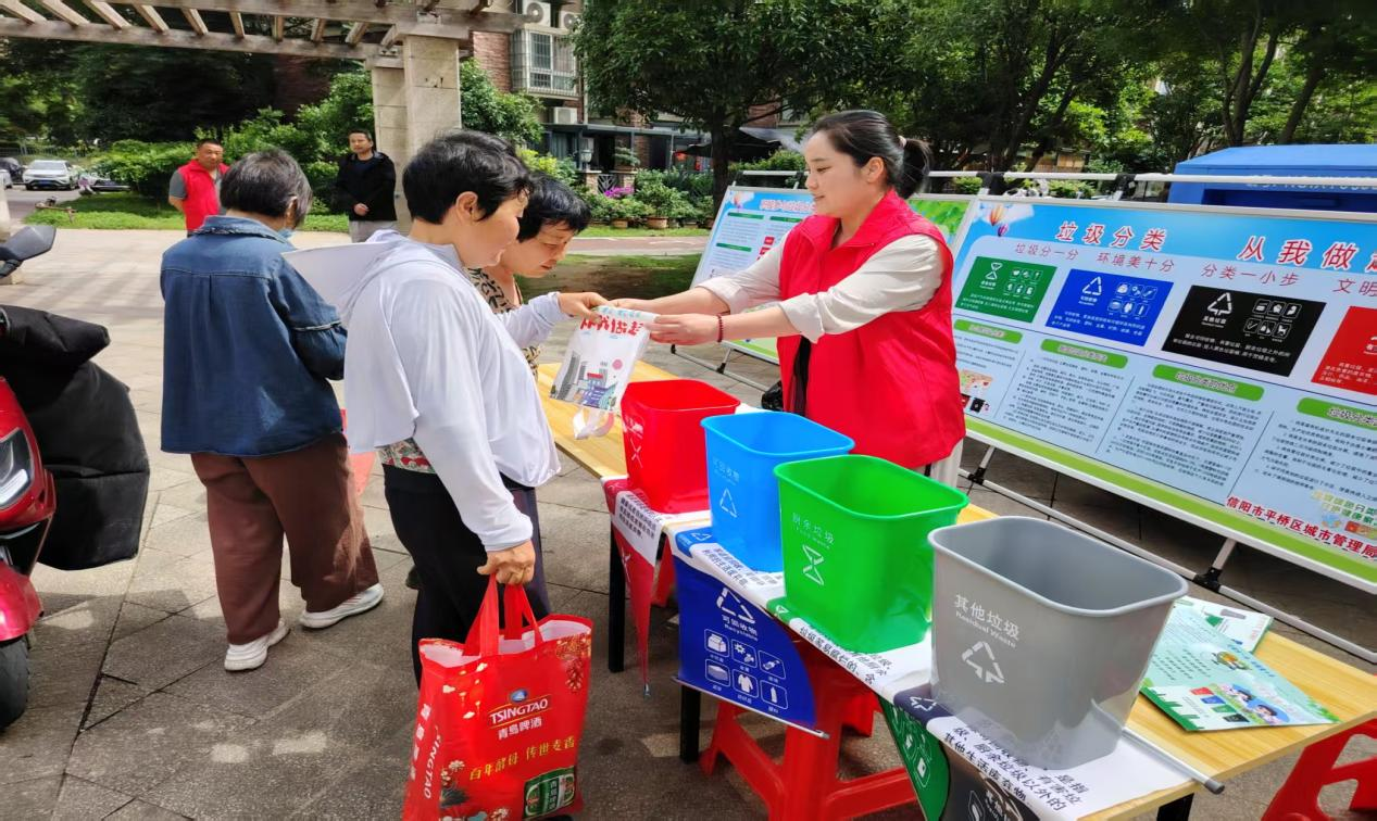 回收焕新生 分类新时尚 —— 平桥区城市管理局开展第四届生活垃圾分类宣传活动 回收焕新生 分类新时尚 —— 平桥区城市管理局开展第四届生活垃圾分类宣传活动