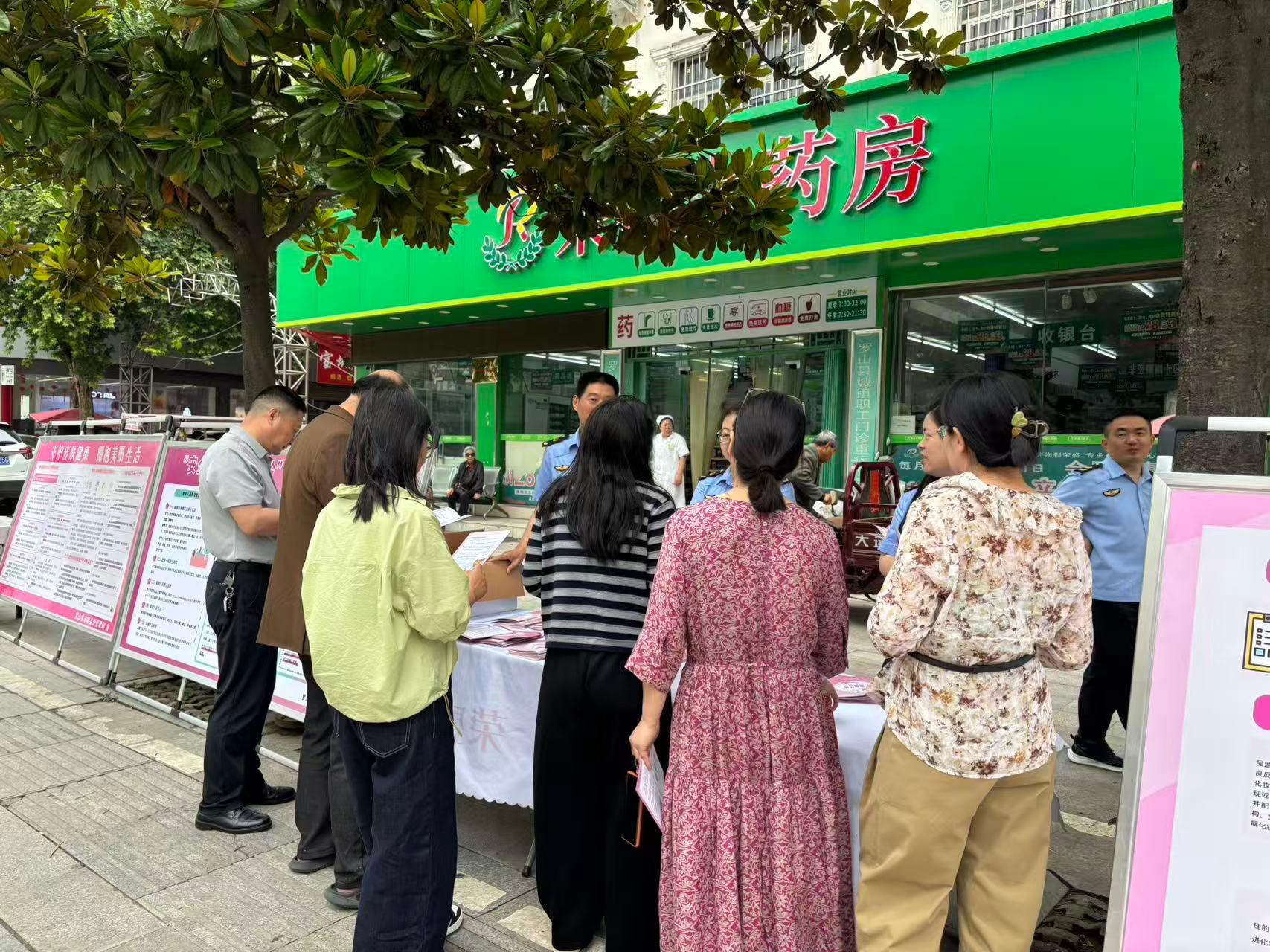 罗山县市场监管局开展科普宣传 守护用妆安全