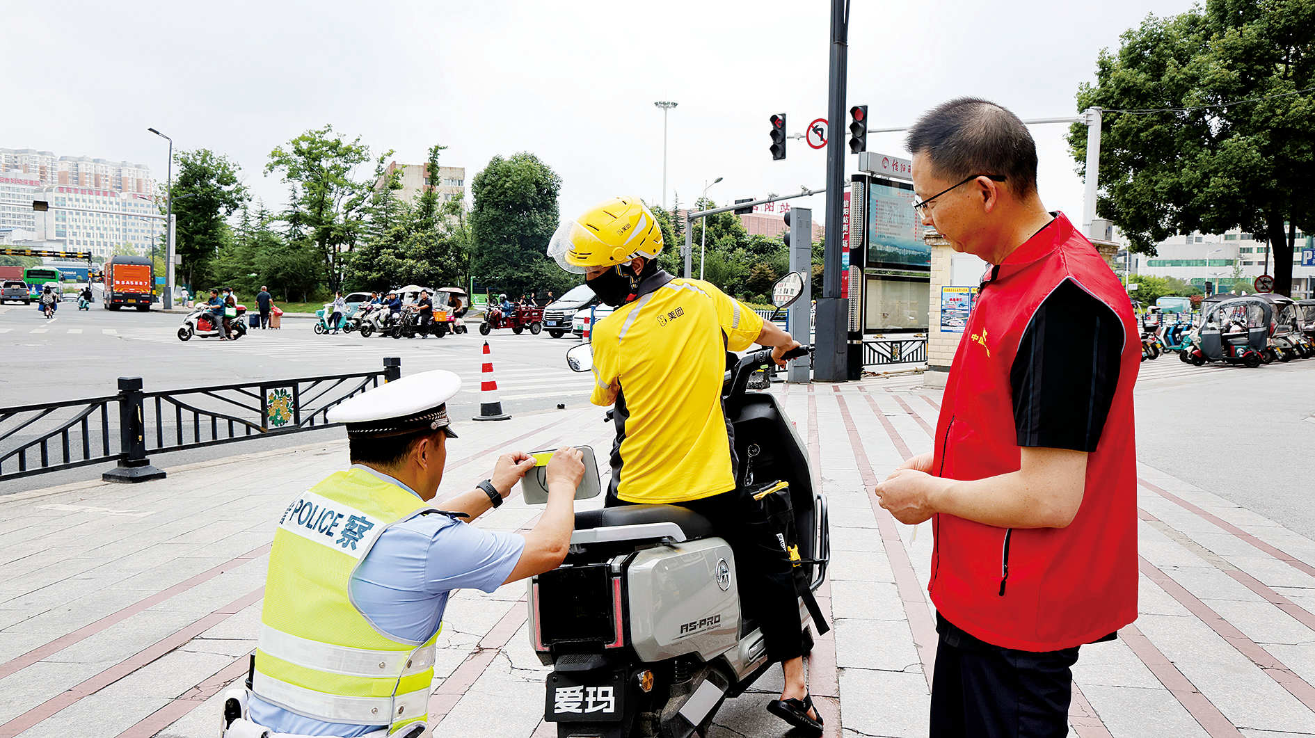 免费贴反光贴 点亮“安全尾灯”