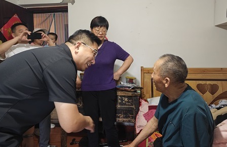 信阳市平桥区珍珠路街道办事处：迎七一送关怀！