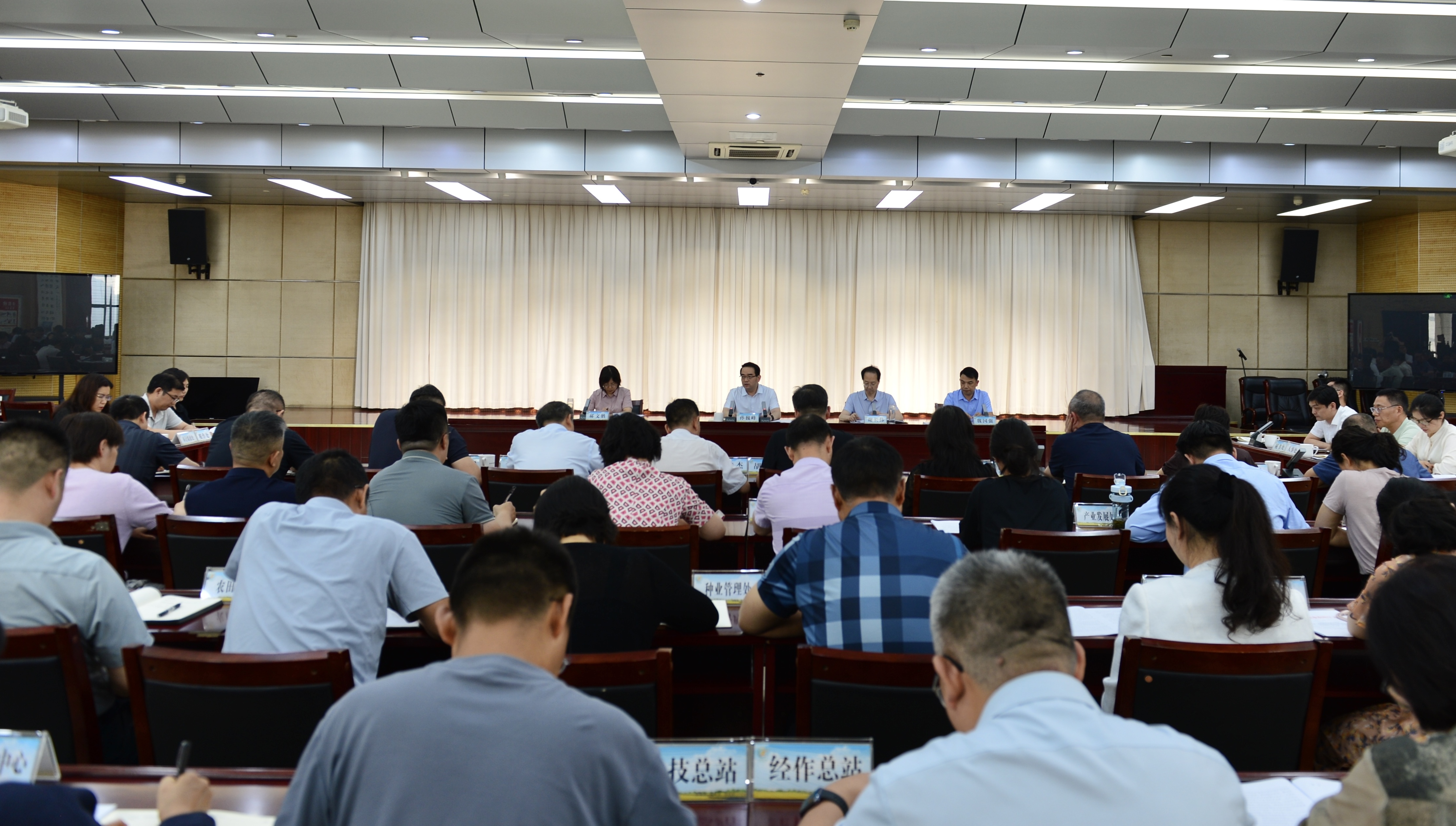 省农业农村厅党组理论学习中心组举行树立和践行正确政绩观集体学习研讨